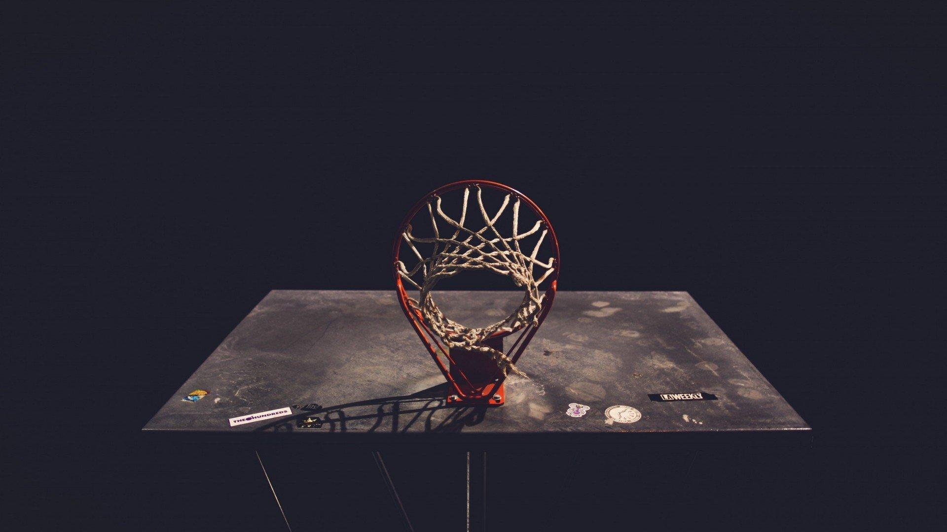 VAR介入引发裁判争议 关键判罚改变比赛走向